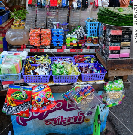 ミャンマー、ヤンゴン、露店、屋台、タバコ、食べ物売り 132908701
