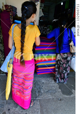 ミャンマー、ヤンゴン、ボージョー・アウンサン・マーケット、民族衣装ロンジー店 132908711