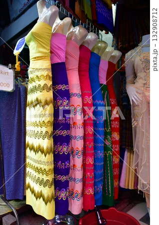 ミャンマー、ヤンゴン、ボージョー・アウンサン・マーケット、民族衣装ロンジー店 132908712