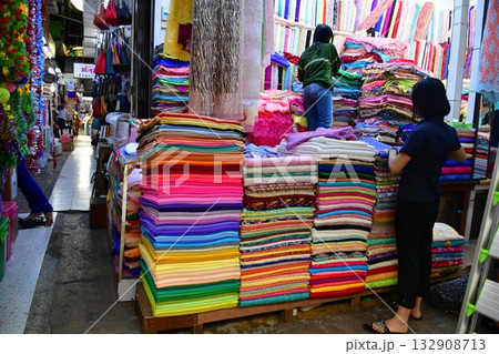 ミャンマー、ヤンゴン、ボージョー・アウンサン・マーケット、民族衣装ロンジー店 132908713