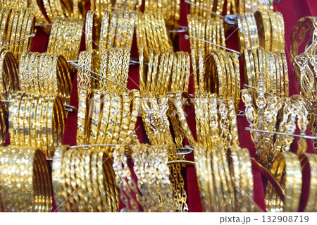 ミャンマー、ヤンゴン、ボージョー・アウンサン・マーケット、宝飾店 ミャンマー、ヤンゴン、ボージョー・アウンサン・マーケット、宝飾店 132908719