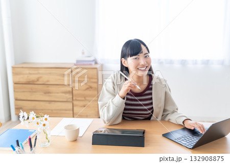 Apple Pencilを手にリモートで授業を受ける若い女性 Apple Pencilを手にリモートで授業を受ける若い女性 132908875