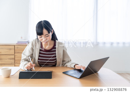 Apple Pencilを手にリモートで授業を受ける若い女性 132908876