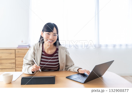 Apple Pencilを手にリモートで授業を受ける若い女性 132908877