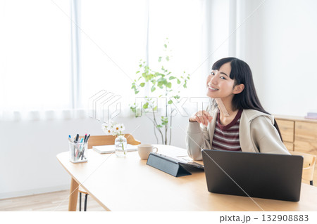 Apple Pencilを手にリモートで授業を受ける若い女性 132908883