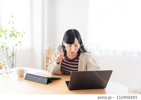 Apple Pencilを手にリモートで授業を受ける若い女性 Apple Pencilを手にリモートで授業を受ける若い女性 132908885