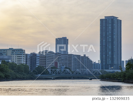 川の向こうにそびえるタワーマンションと橋 132909835