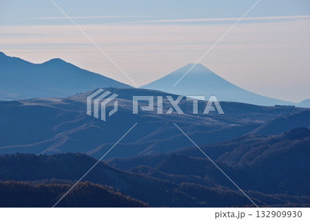 美ヶ原高原の王ヶ鼻から見る富士山方面の風景 132909930