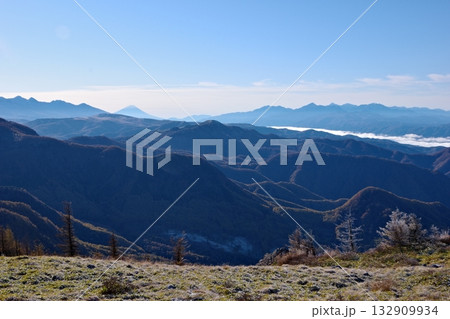 美ヶ原高原の王ヶ鼻から見る富士山方面の風景 132909934