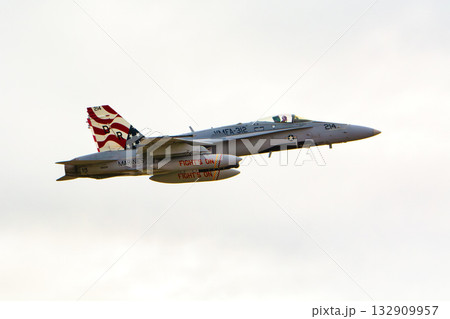 基地へ帰還する戦闘機 132909957