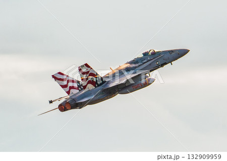 基地へ帰還する戦闘機 132909959