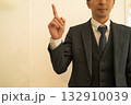 指示する笑顔のビジネスマン 132910039