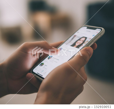 スマホを使う人 スマホを使う人 132910051