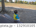 公園で遊ぶベンチに座る男の子 132910105