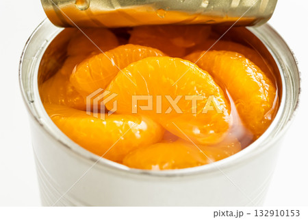 みかんの缶詰　白背景 132910153