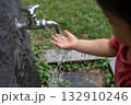水道で手を洗う子供 132910246