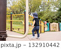 公園で遊ぶ男の子 132910442