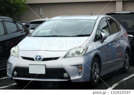 駐車場に停めた乗用車(トヨタ・プリウス 3代目) 駐車場に停めた乗用車(トヨタ・プリウス 3代目) 132910597