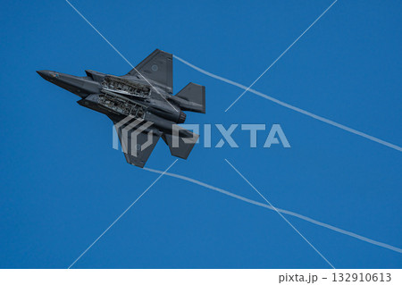 ウェポンベイを開けながら飛行するステルス戦闘機　F-35A　自衛隊 132910613