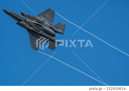ウェポンベイを開けながら飛行するステルス戦闘機 F-35A 自衛隊 ウェポンベイを開けながら飛行するステルス戦闘機 F-35A 自衛隊 132910614