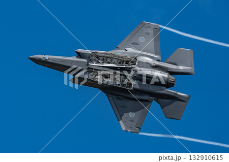 ウェポンベイを開けながら飛行するステルス戦闘機　F-35A　自衛隊 132910615