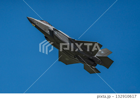飛行するステルス戦闘機 F-35A 自衛隊 飛行するステルス戦闘機 F-35A 自衛隊 132910617