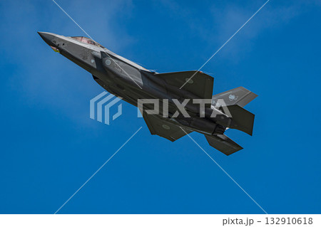 飛行するステルス戦闘機 F-35A 自衛隊 飛行するステルス戦闘機 F-35A 自衛隊 132910618