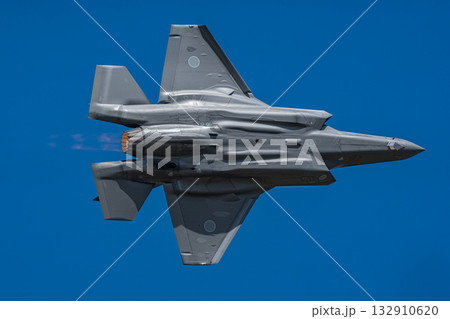 飛行するステルス戦闘機 F-35A 自衛隊 飛行するステルス戦闘機 F-35A 自衛隊 132910620