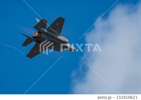 飛行するステルス戦闘機　F-35A　自衛隊 132910621