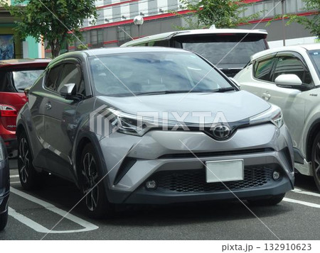 駐車場に並んだ乗用車(トヨタ・C-HR) 132910623