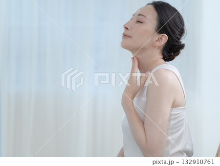 首を気にする女性 首を気にする女性 132910761