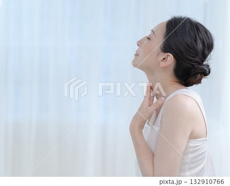 首を気にする女性 132910766