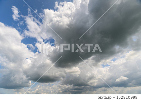 A Stunning and Dramatic Sky Showcasing Varied and Intricate Cloud Patterns in the Atmosphere A Stunning and Dramatic Sky Showcasing Varied and Intricate Cloud Patterns in the Atmosphere 132910999