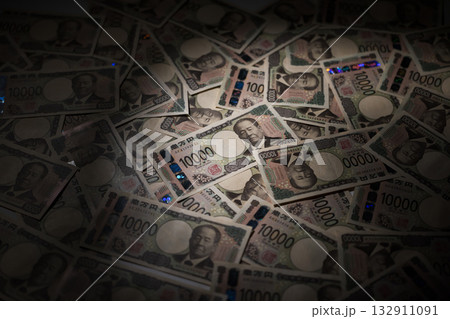日本紙幣の一万円札のグラフィック素材 132911091
