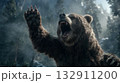 威嚇するヒグマ 132911200