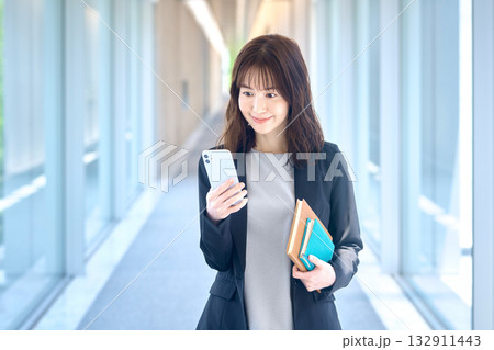 スマホを見て驚くビジネスウーマンのポートレート スマホを見て驚くビジネスウーマンのポートレート 132911443