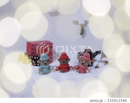 くまのぬいぐるみのクリスマスイルミネーション くまのぬいぐるみのクリスマスイルミネーション 132911540