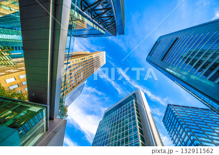 日本の東京都市景観11月4日。汐留のオフィス街。日本テレビタワーや汐留メディアタワーなどを望む 132911562