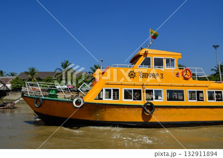 ミャンマー、ヤンゴン、水上バス、ヤンゴン川 ミャンマー、ヤンゴン、水上バス、ヤンゴン川 132911894