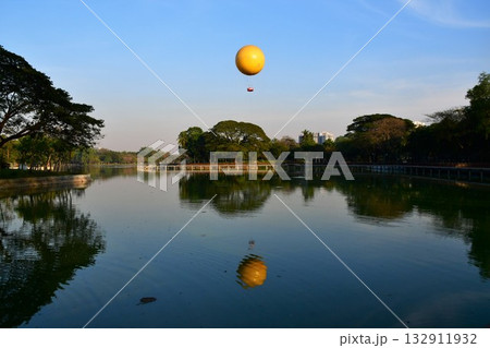 ミャンマー、ヤンゴン、カンドージ湖、カンドージ公園、遊歩道、バルーン ミャンマー、ヤンゴン、カンドージ湖、カンドージ公園、遊歩道、バルーン 132911932