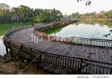 ミャンマー、ヤンゴン、カンドージ湖、カンドージ公園、遊歩道 ミャンマー、ヤンゴン、カンドージ湖、カンドージ公園、遊歩道 132911935