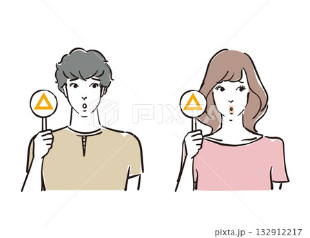三角マークを出す爽やかな30代男女 132912217
