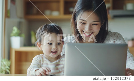 子育てママと赤ちゃんの笑顔 132912378