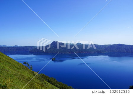 摩周岳とカムイシュ島(摩周湖第三展望台より) 摩周岳とカムイシュ島(摩周湖第三展望台より) 132912536