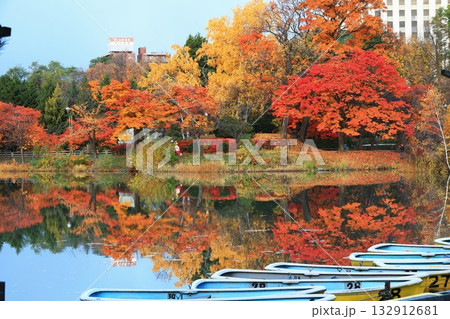 紅葉の水面に浮かぶボート 紅葉の水面に浮かぶボート 132912681
