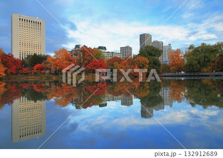 紅葉に染まる秋の風景 132912689