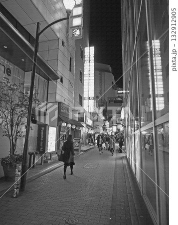 夜の渋谷スペイン坂の街並み。東京・渋谷の繁華街を彩るネオンと人の流れ。イラスト風の写真。 夜の渋谷スペイン坂の街並み。東京・渋谷の繁華街を彩るネオンと人の流れ。イラスト風の写真。 132912905