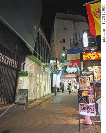夜の渋谷スペイン坂の街並み。東京・渋谷の繁華街を彩るネオンと人の流れ。イラスト風の写真。 132912906