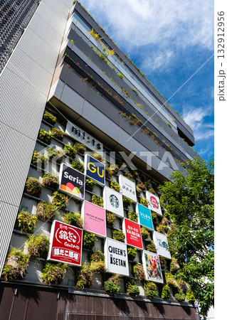 ミーツ 国分寺に入っているショップたち 壁面の看板を見上げる 東京都国分寺市本町 ミーツ 国分寺に入っているショップたち 壁面の看板を見上げる 東京都国分寺市本町 132912956