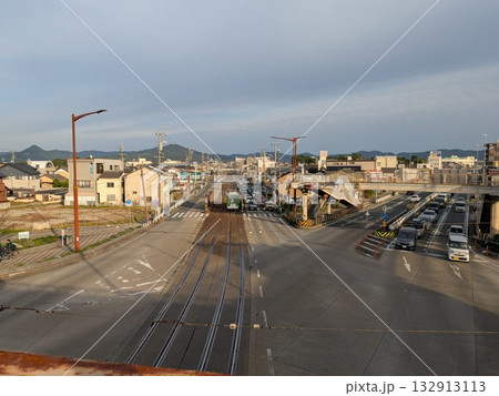 国道1号線と豊橋の路面電車の分かれ道東八町交差点歩道橋からみた東八町電停 132913113